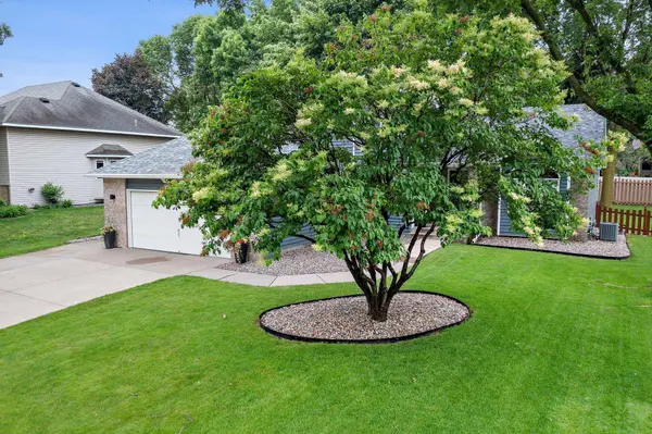 3936 Cheshunt DR, Woodbury, MN 55125
