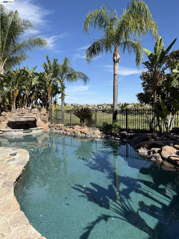 281 W Country Club Dr, Brentwood, CA 94513
