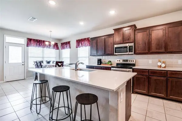 801 Woodcrest Drive, Ennis, TX 75119