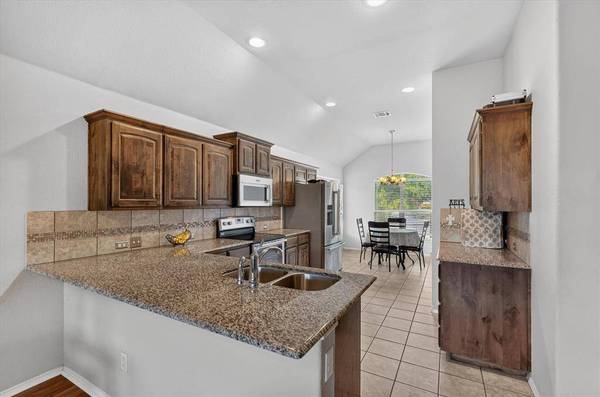 902 Mockingbird Lane, Glenn Heights, TX 75154