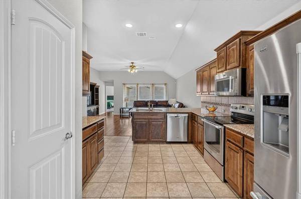 902 Mockingbird Lane, Glenn Heights, TX 75154