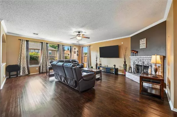 1906 Walnut Hills Lane, Mansfield, TX 76063