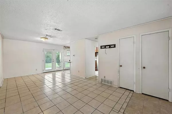 3825 Carey Street, Fort Worth, TX 76119