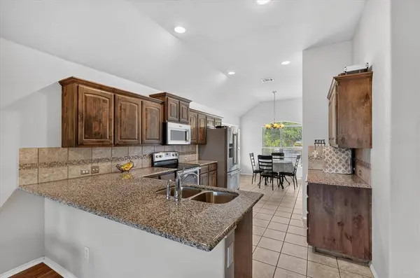 902 Mockingbird Lane, Glenn Heights, TX 75154