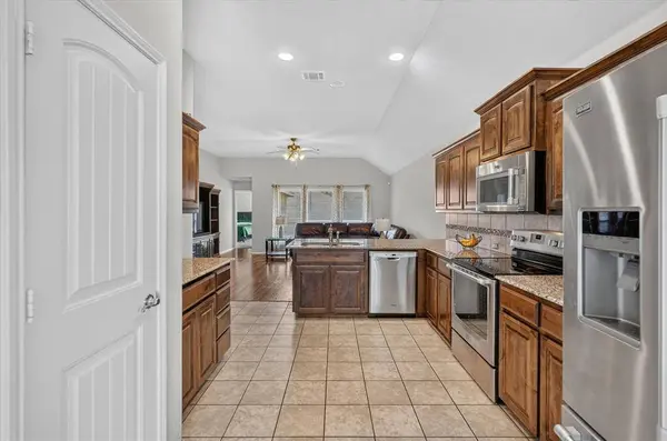 902 Mockingbird Lane, Glenn Heights, TX 75154