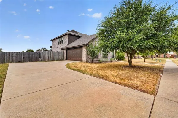 902 Mockingbird Lane, Glenn Heights, TX 75154