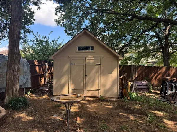 210 Carlsbad Drive, Mansfield, TX 76063
