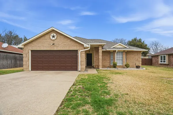4946 Briar Oaks Ln, Grand Prairie, TX 75052-4415