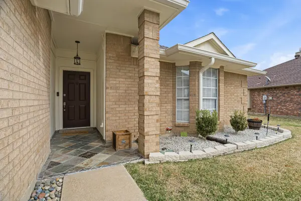 4946 Briar Oaks Ln, Grand Prairie, TX 75052-4415