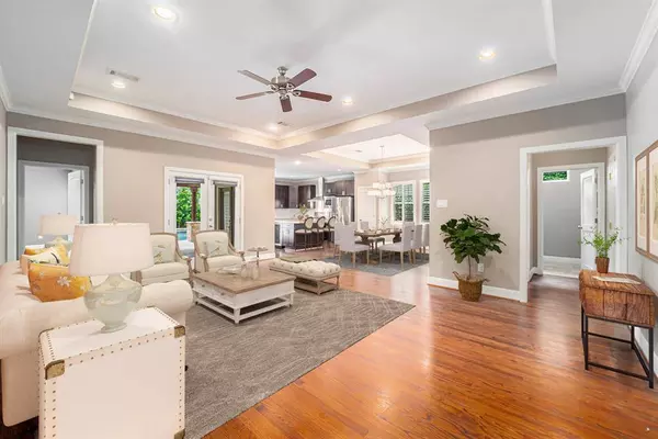 1855 Cheshire LN, Houston, TX 77018