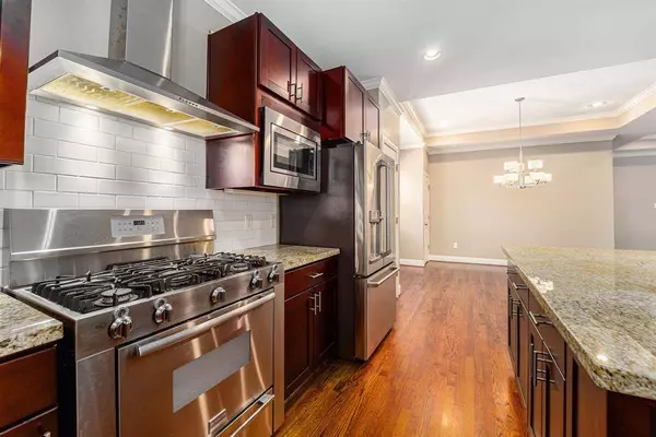 1855 Cheshire LN, Houston, TX 77018