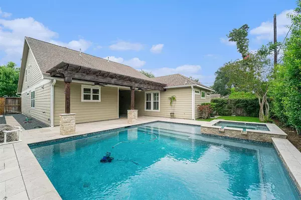 1855 Cheshire LN, Houston, TX 77018