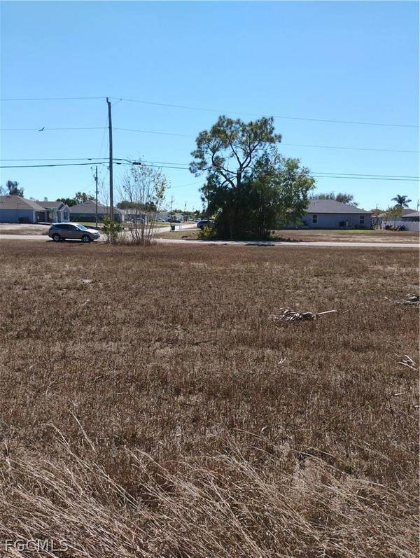 2211 NE 43rd LN, Cape Coral, FL 33909