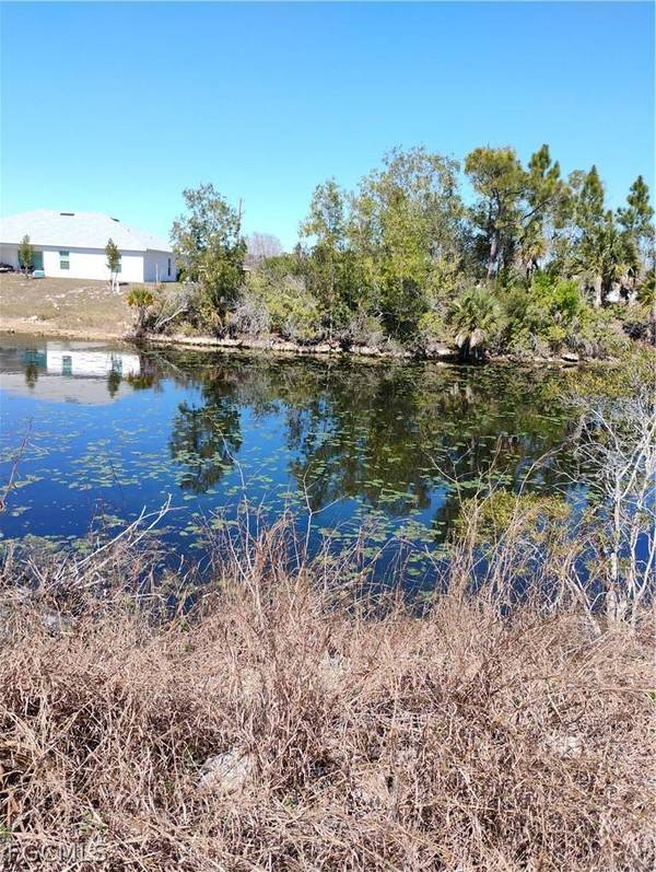 2211 NE 43rd LN, Cape Coral, FL 33909