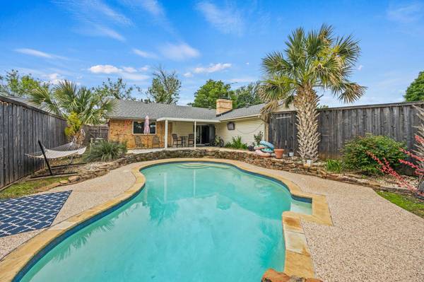 1625 Glenhill Ln, Lewisville, TX 75077-2728