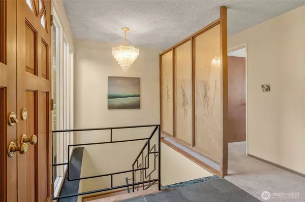 62 165th AVE SE, Bellevue, WA 98008