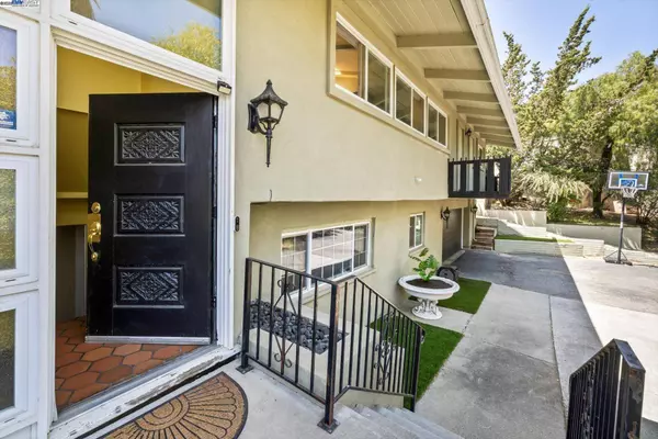 18485 Almond Rd, Castro Valley, CA 94546