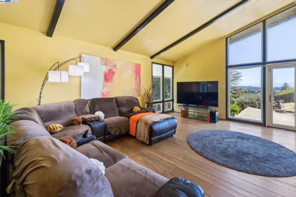 18485 Almond Rd, Castro Valley, CA 94546