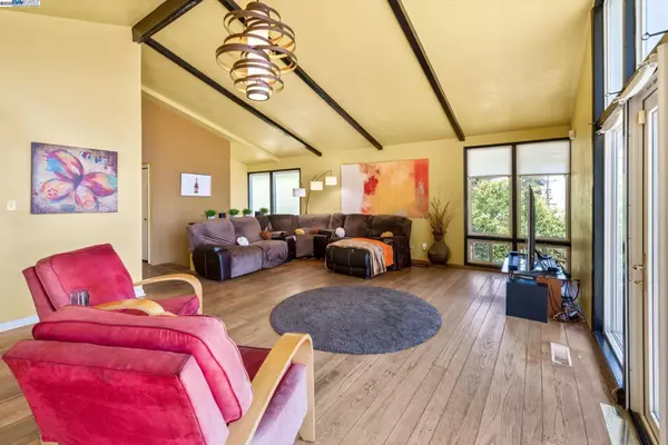 18485 Almond Rd, Castro Valley, CA 94546