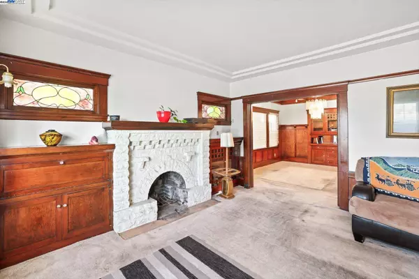 835 Apgar St, Oakland, CA 94608