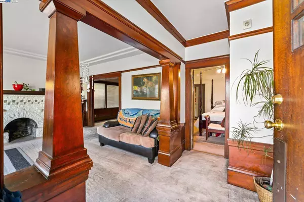 835 Apgar St, Oakland, CA 94608