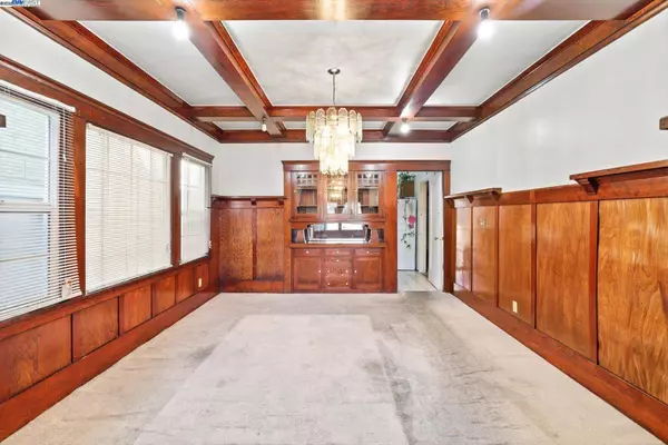 835 Apgar St, Oakland, CA 94608