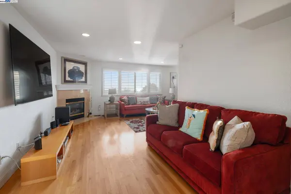 1564 Santa Clara St, Richmond, CA 94804