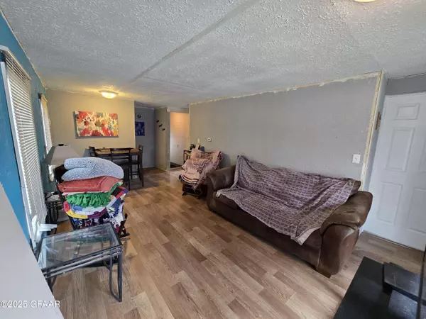 801 RHINEHART DR SE, East Grand Forks, MN 56721