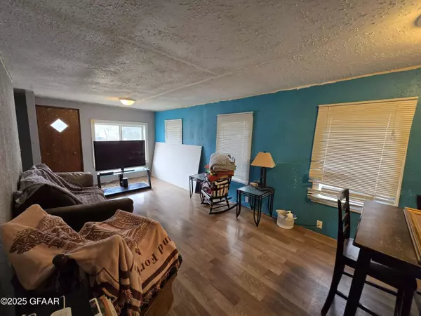 801 RHINEHART DR SE, East Grand Forks, MN 56721