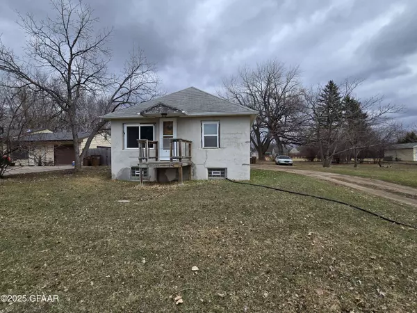 801 RHINEHART DR SE, East Grand Forks, MN 56721