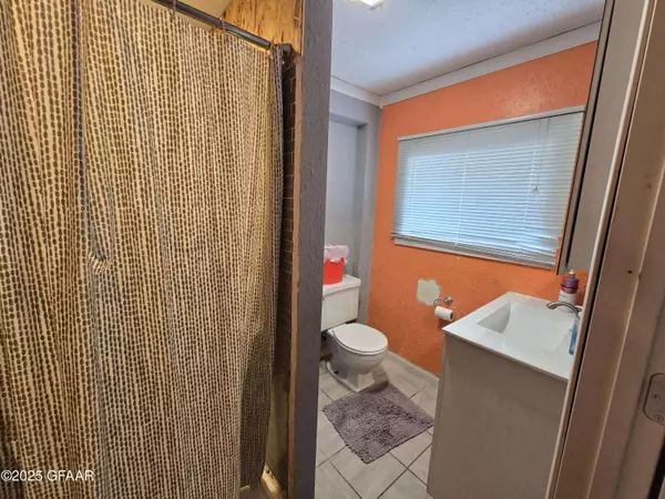 801 RHINEHART DR SE, East Grand Forks, MN 56721