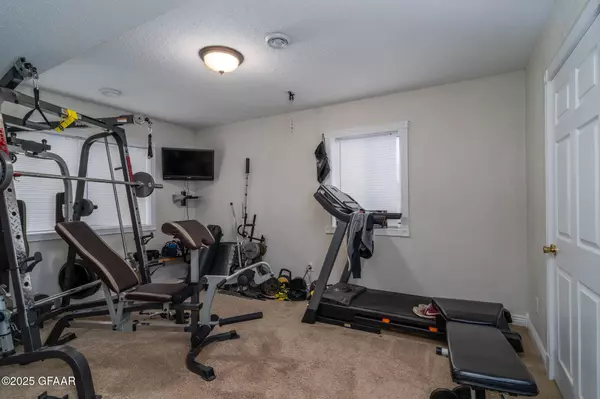 2110 CLEMETSON ST NE, Grand Forks, ND 58203