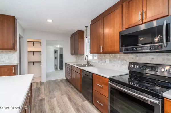 1128 BYGLAND RD, East Grand Forks, MN 56721