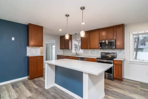 1128 BYGLAND RD, East Grand Forks, MN 56721