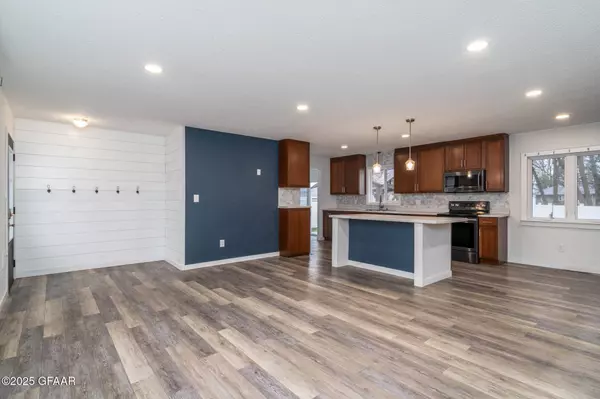 1128 BYGLAND RD, East Grand Forks, MN 56721