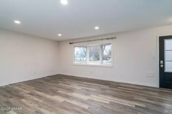 1128 BYGLAND RD, East Grand Forks, MN 56721