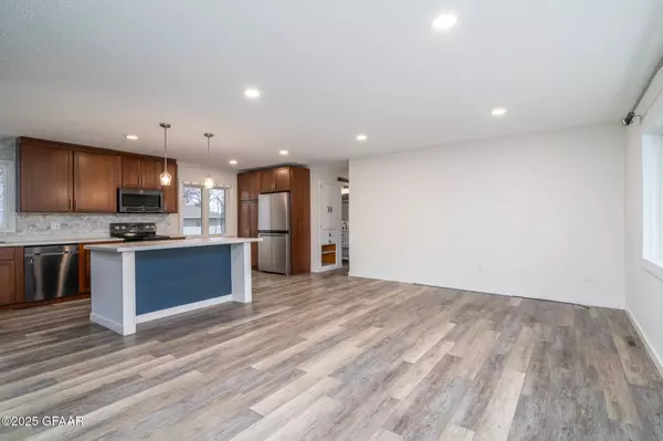 1128 BYGLAND RD, East Grand Forks, MN 56721