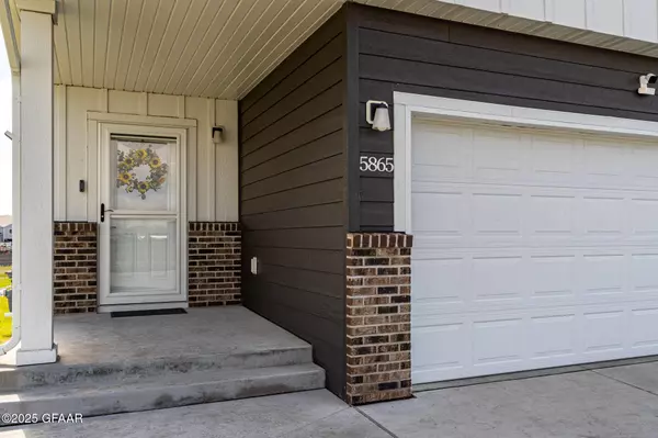 5865 LOU ANN ST, Grand Forks, ND 58201