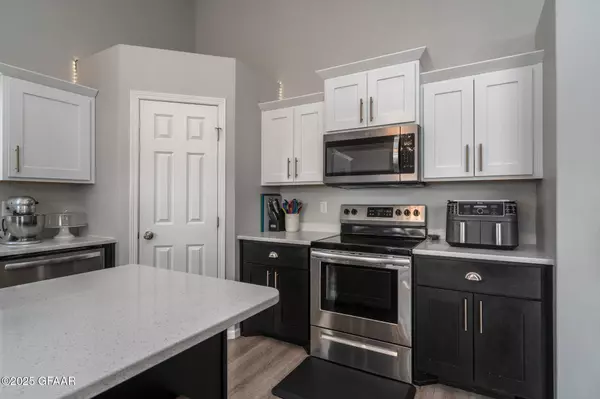 5865 LOU ANN ST, Grand Forks, ND 58201