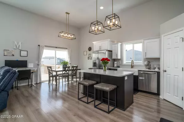 5865 LOU ANN ST, Grand Forks, ND 58201