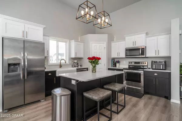 5865 LOU ANN ST, Grand Forks, ND 58201