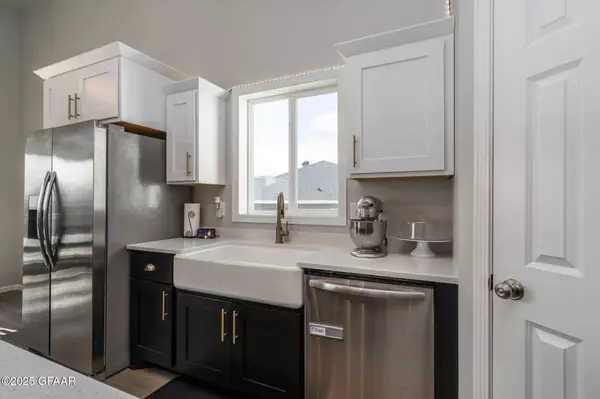 5865 LOU ANN ST, Grand Forks, ND 58201