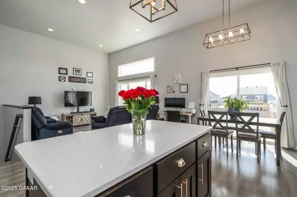 5865 LOU ANN ST, Grand Forks, ND 58201