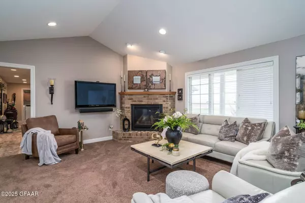 1605 15TH AVE NE, Grand Forks, ND 58201