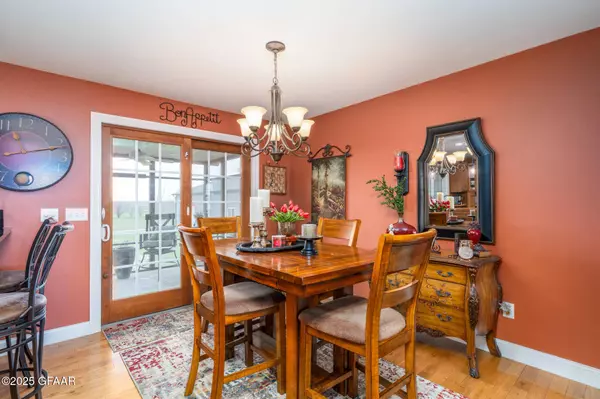 1605 15TH AVE NE, Grand Forks, ND 58201