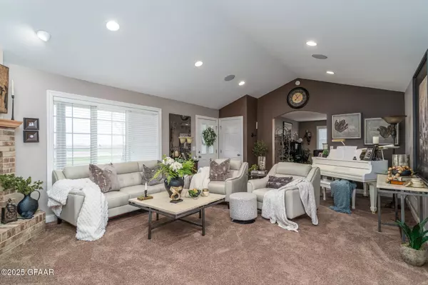 1605 15TH AVE NE, Grand Forks, ND 58201