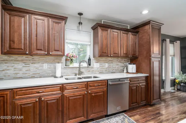 1427 CHESTNUT ST, Grand Forks, ND 58201