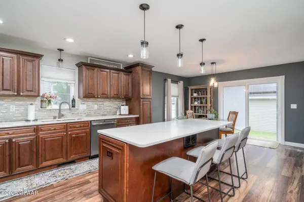 1427 CHESTNUT ST, Grand Forks, ND 58201