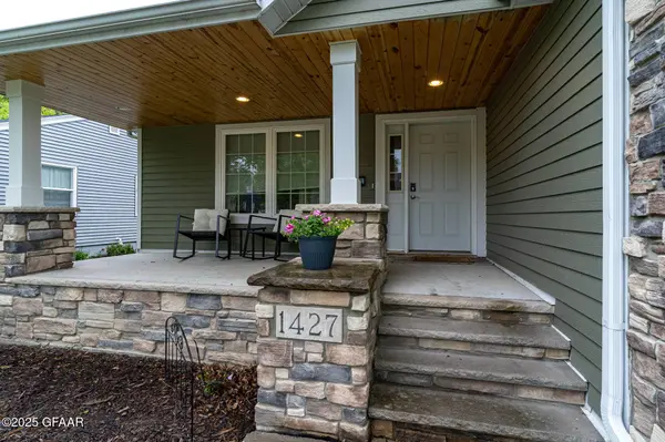 1427 CHESTNUT ST, Grand Forks, ND 58201