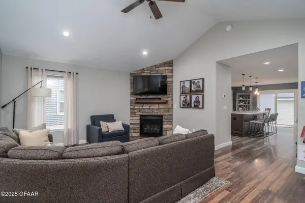 1427 CHESTNUT ST, Grand Forks, ND 58201